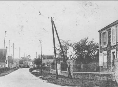 Premiers poteaux électriques